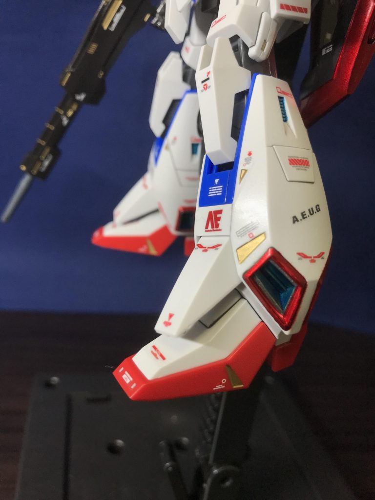 脚部のバーニアは3色で色分けをしています。