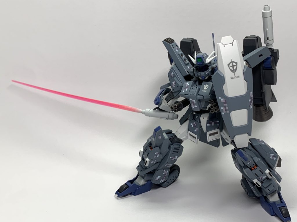 ハイパードッズキャノン/ハイパービームサーベルヴェイガンのビームバルカンの技術を応用して製造されているため、高出力のビームキャノン・ビームサーベル両方の機能を併せ持つ武装。グリップと掌にネオジム磁石を内蔵し、保持できるようにしました。