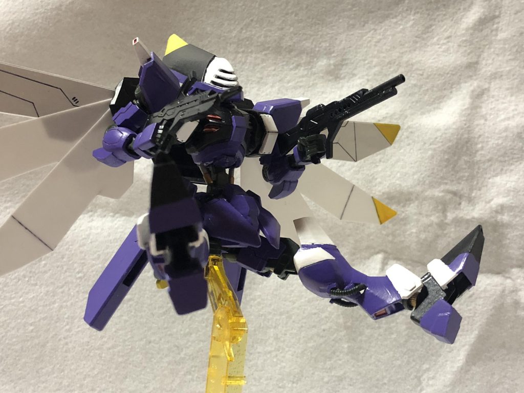 足技、蹴りの体勢と飛行ポーズの似合うディンフリーダムやジャスティス、Xナンバー機に受け継がれた要素が多いのも発見でした