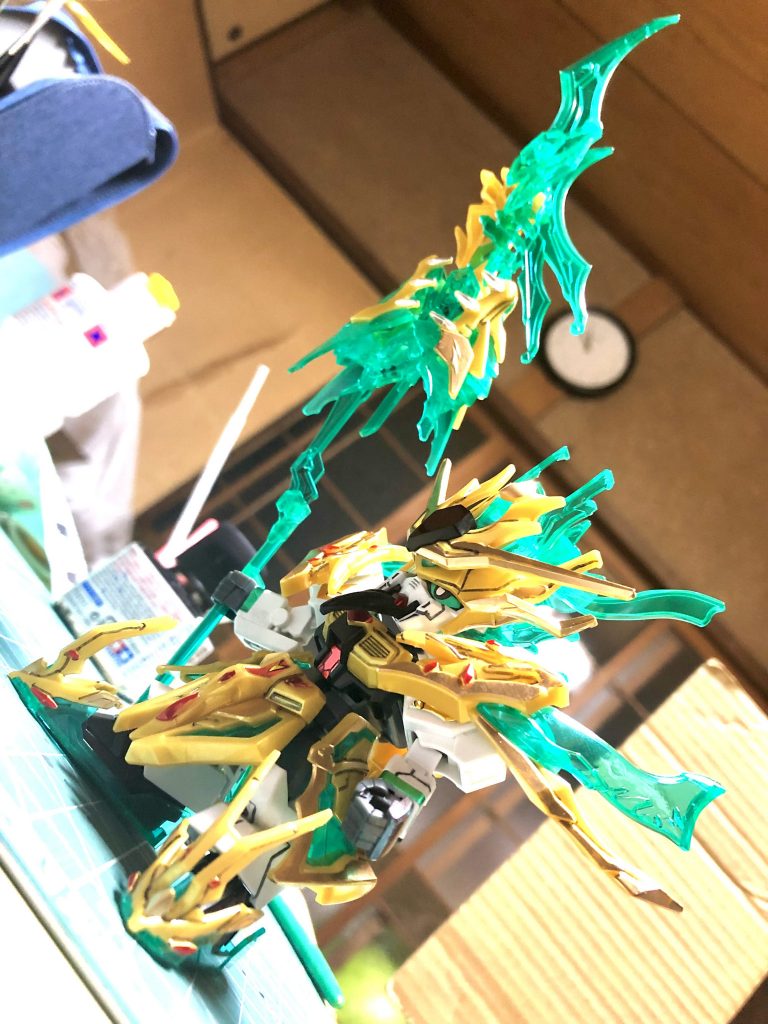 墨入れ、ちょい塗りです。部品の造形は細かいのですが、凹凸がわかりにくいので、墨入れしてあげるだけでもかなり輪郭がはっきりします。装飾の赤はともかく、鎧の金色は写真だと分かりにくいですね。