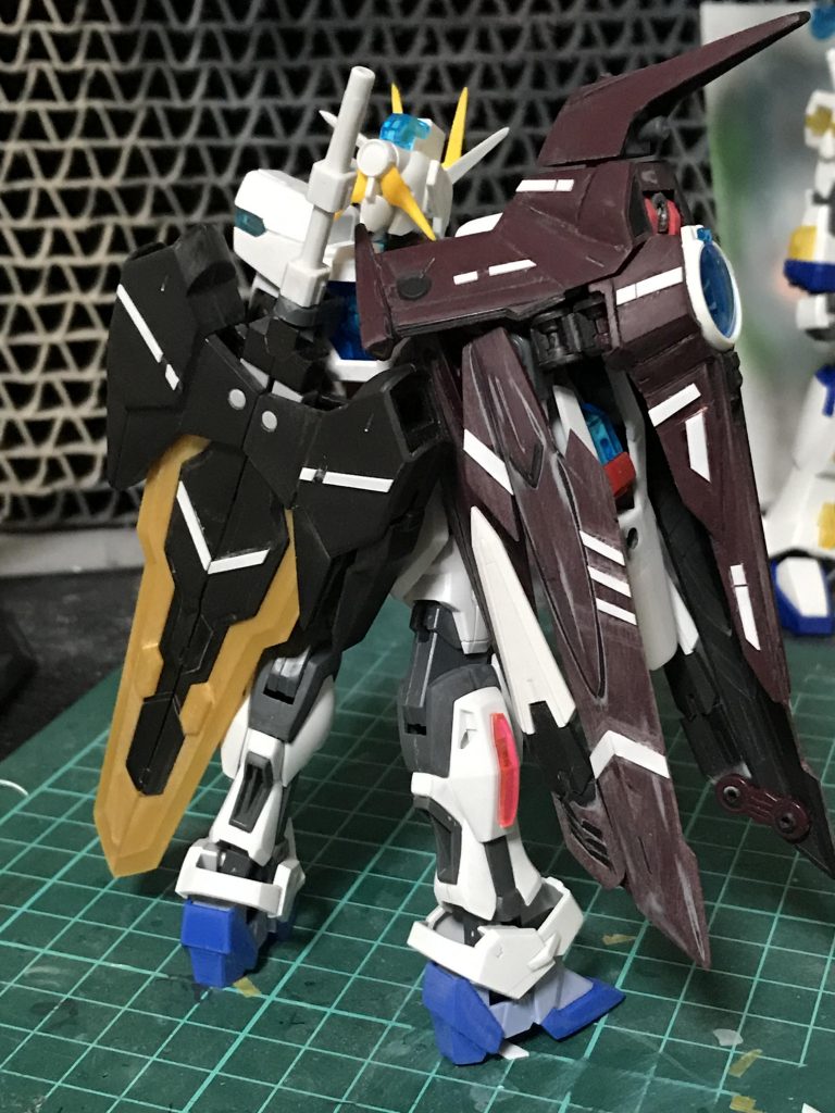 大型剣もプラ板でディテールを増やしノーネイムユニットと合体した時に統一性を持たせています