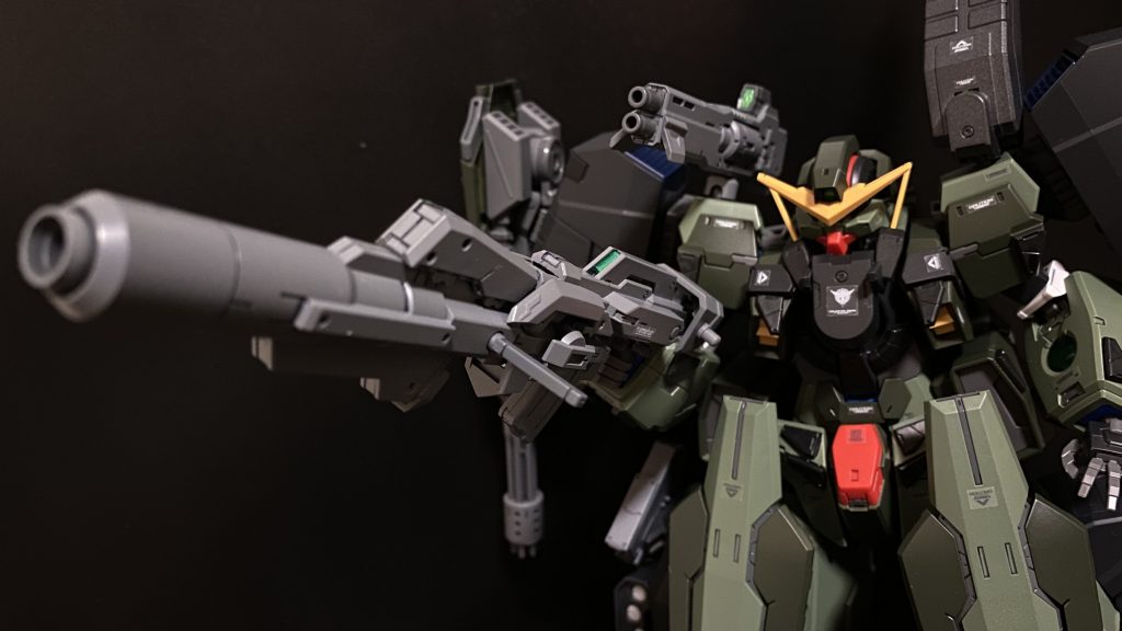 　ヴァーチェの外装に、様々な武装を追加装着することで、対複数戦闘に対応している。それら武装類は、今後作成される試作武装、正規装備になり得なかった武装類などが装着されている。GNスマートランチャー　右手に装備した大型のGNライフル。「デュナメス」用の装備として試作されていた。GNコンデンサーが内蔵されており(マガジンのように見える部分)、粒子をチャージしその度合いに応じたチャージショットを撃つことができる。チャージに要する時間が長いこと、精密射撃に使用できるほどの命中精度を得ることができなかった為、正規装備に加えられなかった。