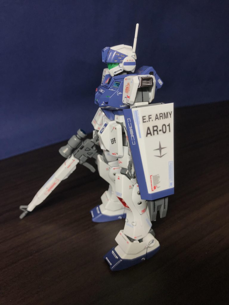 サイド左。頭部センサー横や、ふくらはぎ、肘等は鉄っぽい色で塗装。