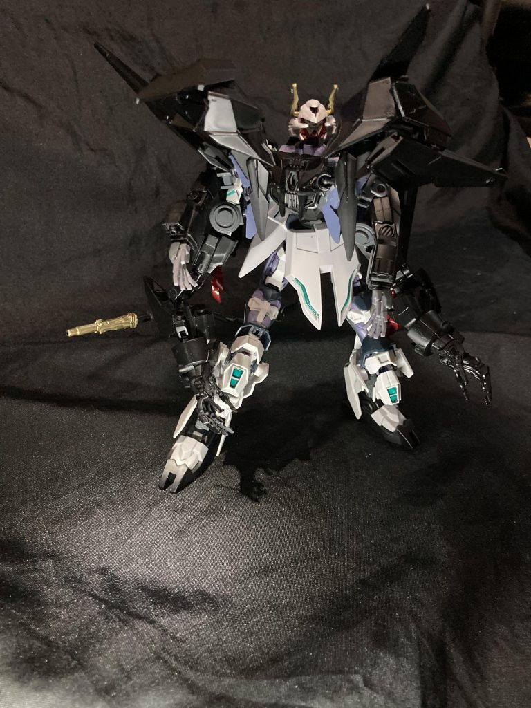 レベルソモード展開基本的にローブバスターライフルやトラスティハーケンが2セットあるため性能を偏らせないようにはしている(この画像だと足が短く見えるw)ソロでもロードアストレイダブルリベイクを選んでも良いじゃない!って思って作成しました(逆関節MSだ⁈って思って飛びついたのは内緒)自由な妄想発想で出来たガンプラです『こう言うのも良いな』って思っていただけたら幸いです此処迄読んで頂きありがとうございました