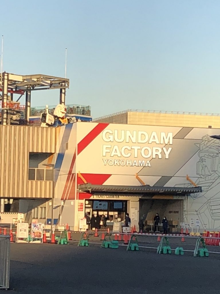 さてさて、来たる12月18日は私の誕生日なのでガンダムファクトリーへ行きたいとゆう私の要望に彼女さんが付き合って頂ける事になりました😌18日は残念ながら仕事なので、15日に行って来ました!申し訳ありませんが、ここからガンダムファクトリーのレポートのような事を綴ろうと思いますのでネタバレ等が苦手な方はご注意願います💦       では、まいります! そもそも、ガンダムファクトリーへはずっと行きたいと思っていたんですが、去年はコロナに対してまだ具体的な対策が進んでいなかった事から自粛をしてました(代わりにGUNSTAデビューして、模型を通じながら皆さんとの交流を楽しみました✨)そして、ワクチンを2回摂取し終えて感染者数なども参考にしながらこのタイミングで行ってみようと思い立ちました☝🏻「ようやく行ける!」と胸を膨らませながら、遠くからガンダムが見えた時点で私のテンションが上がっていくこと上がっていくこと!