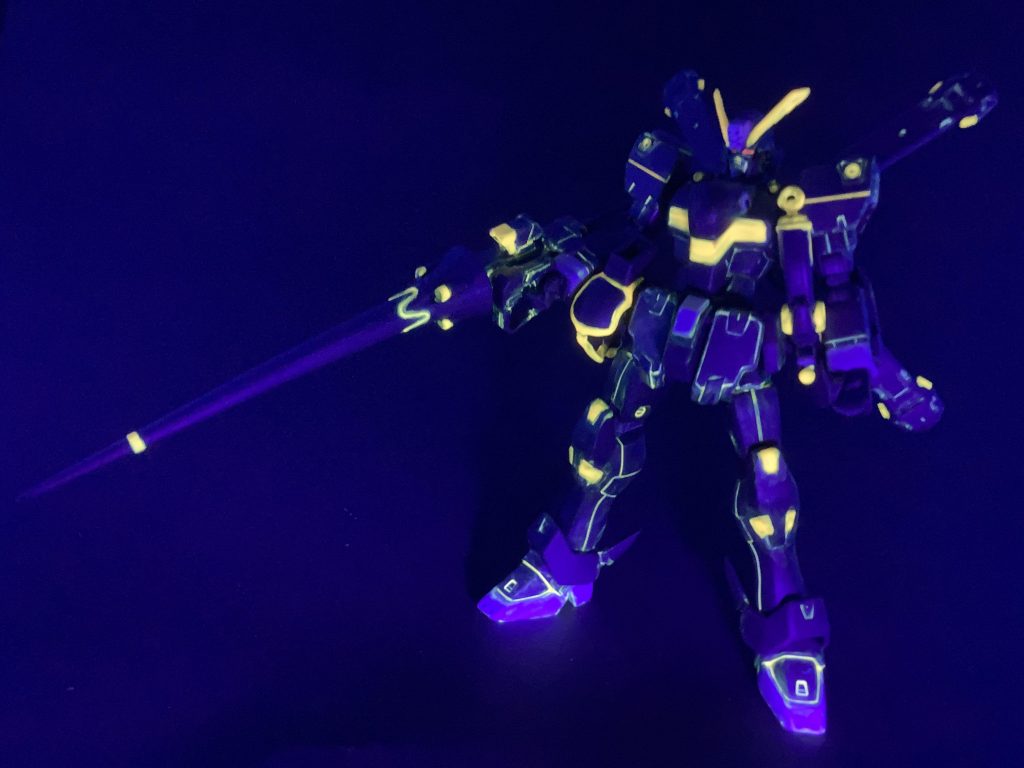 ブラックライトの当て具合で遊んでます♨️