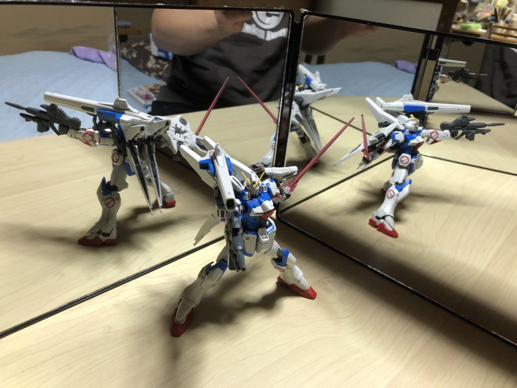 肩部分にダクト?があるせいでこれ以上首が回らず、ビームキャノンの可動もこれでいっぱいです。それでも全体のシルエットは美しく、個人的にはV2アサルトやバスターよりも好きです。ここから一手間加えるとすれば色のアレンジくらいですが、これはこのままの方が良いかもしれないですね^_^;