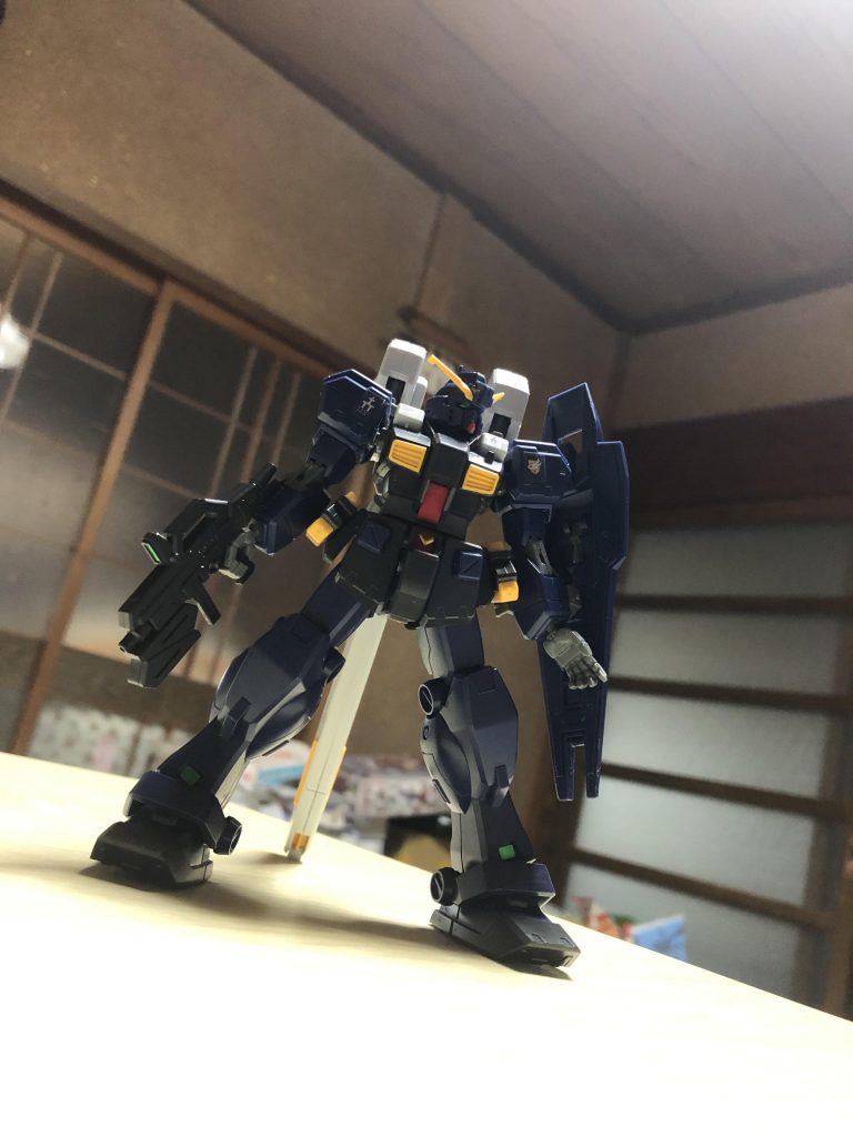 シンプルかつ力強さを感じる脚部もお気に入り。これ以降は割と爪先が細い感じになっていくのでこの安定感ある感じは他のガンダムにはないんですよね…