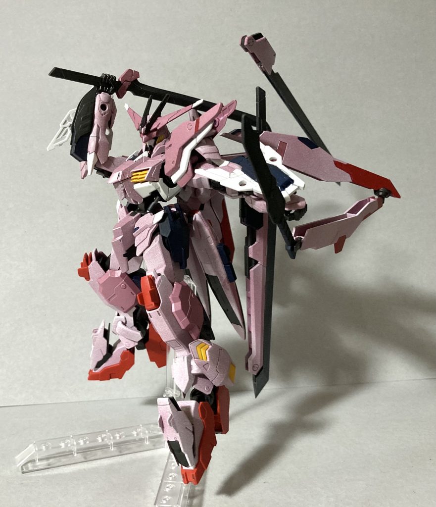 また、ホルスターを展開してショートソードを左手に。こういったポーズには浪漫がありますね!