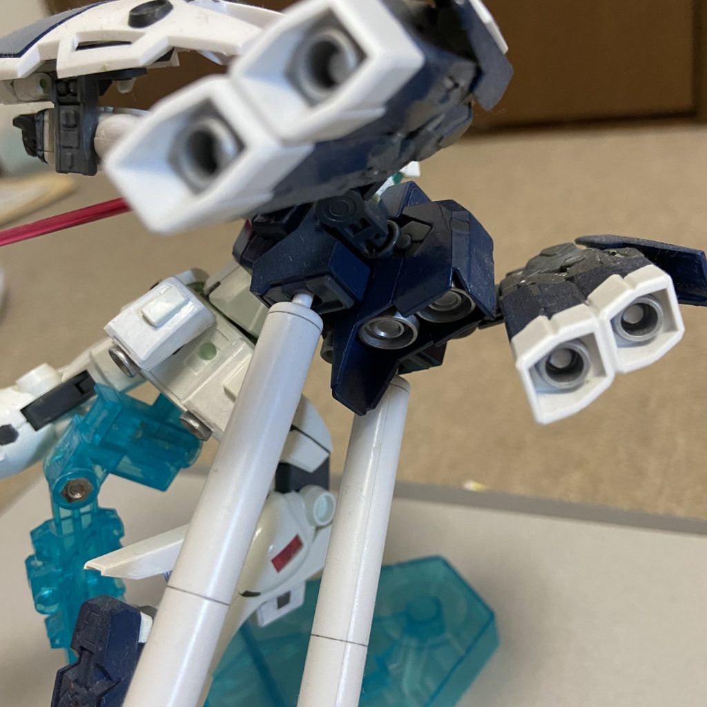 シナンジュのバックパックの中央部分がジムスナIIのバックパックに似ていたので、ジムスナIIの発展機という位置づけです。そしてプロペラントタンクと新型のフレキシブルスラスターの試験運用も兼ねています。あ、しばらく飾ってたからホコリ乗ってる…お恥ずかしい。