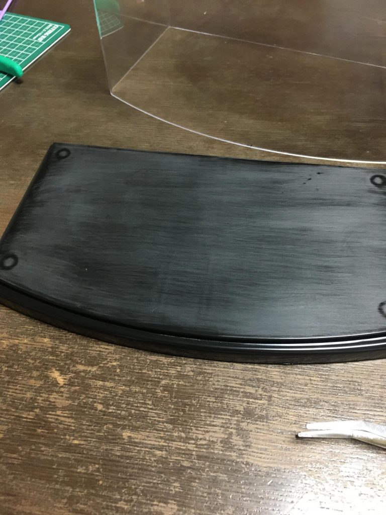 ジオラマのベースはダイソーコレクションケースです。下地黒なのでヤスリがけしてそのまま塗装出来て便利です。