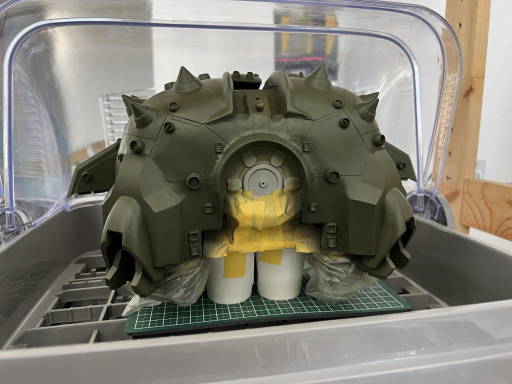 塗装は既存のラッカーカラーを使ってダークグリーンとグレーをエアブラシで、水性ホビーで動力パイプのイエロー・ラッカーと全く同じグレーで手直しとモールドパーツの塗り分け、メガ粒子砲にゴールドを使っています。(塗装はかなり勢いでやりました)塗装後にスミ入れデカール貼りトップコート塗装にて完成になりました。いつか立体のアプサラスが欲しかったので自分の好きな頭身で作れて満足しています。