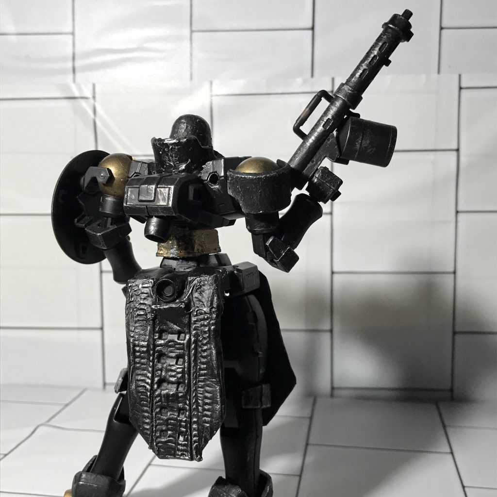 後ろの作りの甘さが露呈する。腰はマックフルーリーのスプーンの切れ端。