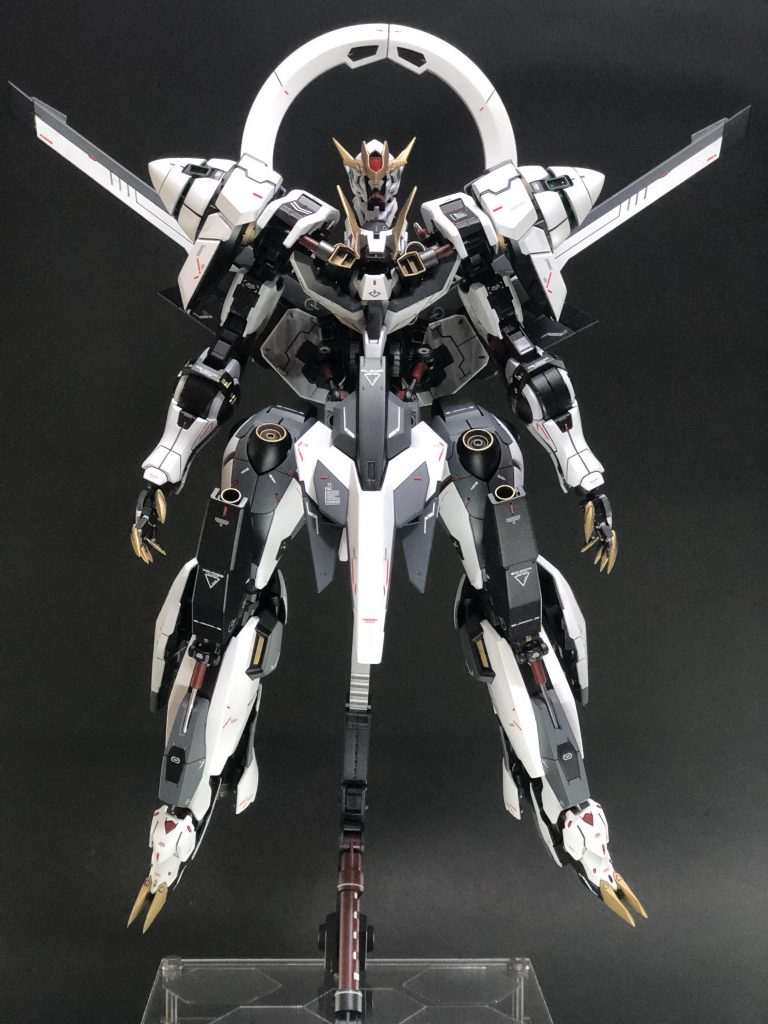 そしてお待ちかね第三形態にして最終形態GBNという星に残るデータ、そこで戦うガンプラファイター達の技術の結晶奇跡、神秘、真実、夢誕生、無敵のどデカい守護神僕らのガンプラ王星鋼ラスボスを圧倒的力でねじ伏せる、そんな爽快ラストバトルを見せてくれるであろう存在感とボリューム。GBNと言う一つの星の力を集めて構成されたガンプラ。鋼の巨神故に星鋼。もうMSって言うよりMA、いや、ガンダムって言うよりスーパーロボットの類いだと思ってください。それくらい異形で好き嫌いハッキリ分かれるであろう今回の制作。山氏らしいなと、広い心で受け入れてあげて下さい。