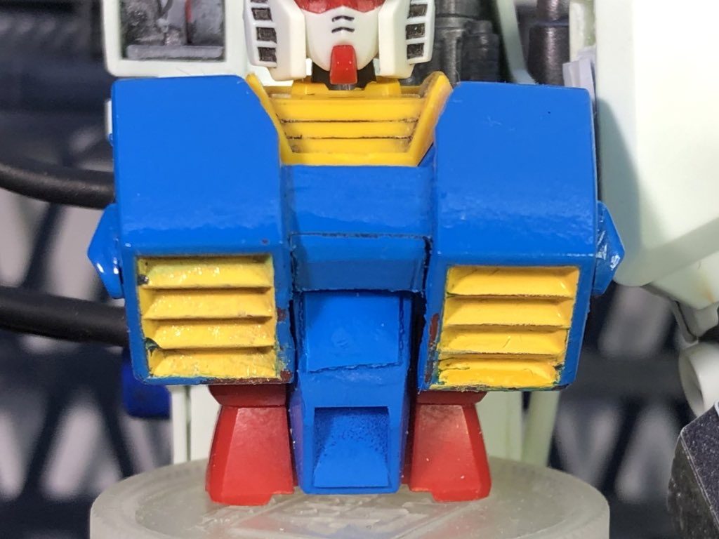 胴体フロント部分は装甲接着の為に干渉する部分を削り落として接着してます。前回の胴体部ブルーの塗装はタミヤカラースプレーのブルー単色でしたが、今回は下地にサーフェイサーを吹きつつMr.colorのブルー+インディブルー+クールホワイトでエアブラシ塗装してます。(ただ適当に調色したせいで割合覚えてないですﾊｲ)