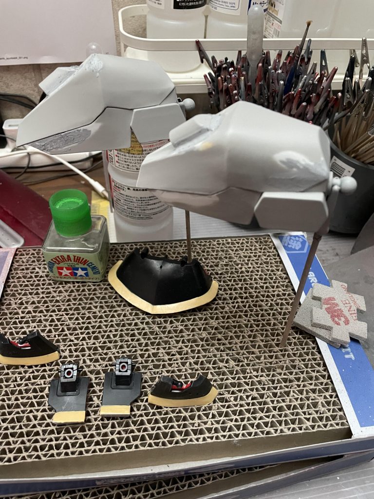 ショルダーの外装貼り付けと、スカート下部の延長。