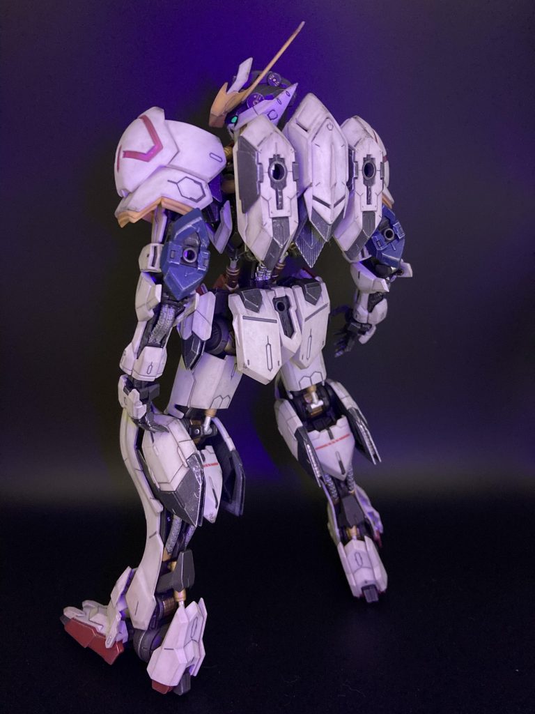 バックショット。ブラックライトのあて方が下手すぎる。