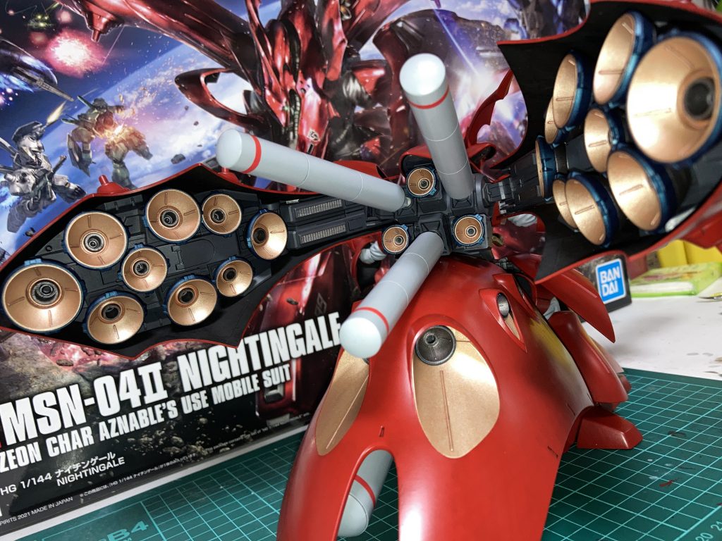 ナイチンゲール名物バーニア地獄!!設定色のイエローでは集合体恐怖症を誘発しそうでしたが、色んな人の作例を見てるとどうやらゴールドに塗装すればそれが軽減されるみたいでして。先人に倣って内側はゴールド系に塗装しました。ついでにバーニアの外側は焼鉄色ベースのメタリック、フチを車のステンレスマフラーの焼き色意識して青のメタリックにしてみました。結構気に入ってます。余談ですが、この巨大なお尻にナウシカの王蟲を感じるのは私だけでしょうか?