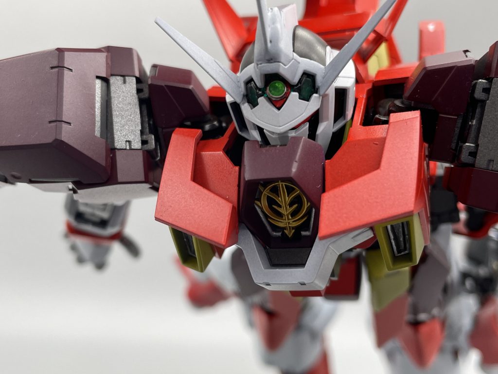 変形中はデュアルアイが隠れてほぼモノアイ機同然の状態に。ジオンの紋章がカメラを光らせながら飛んできて切り裂いてくる…これザクレロですね