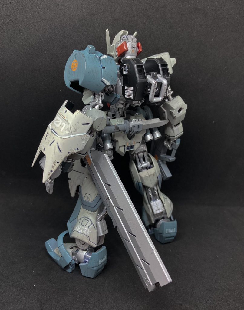 背面から。バックパックをオプションセット9の物に変更しています。リアスカートにはナイフを装備。コトブキヤさんのマルチプルシールドに付属する物を使用しています。ラックも付くので便利でオススメ。