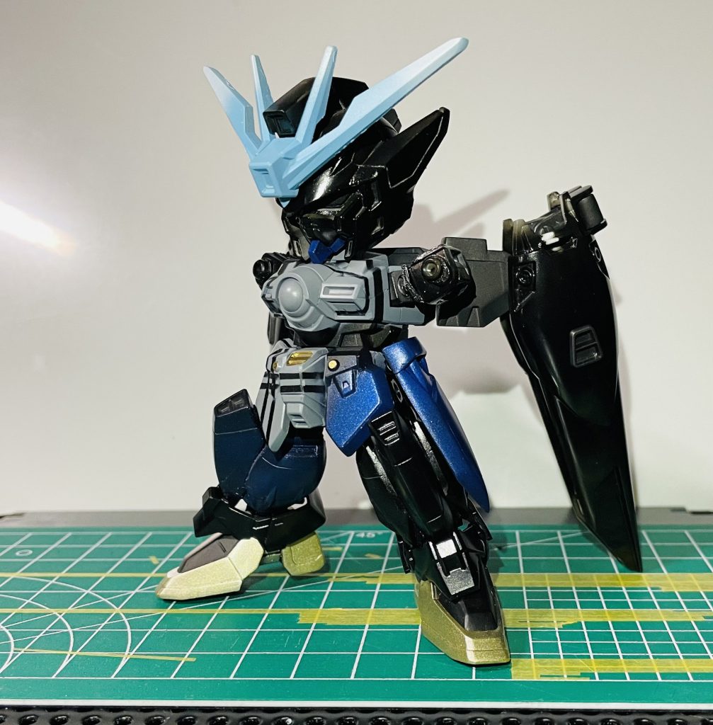 塗装中。カラーモチーフとしたお方の色を再現するため、一部にラインマスキング。同時期に作成した再現メガミデバイスに比べれば全然マシでした