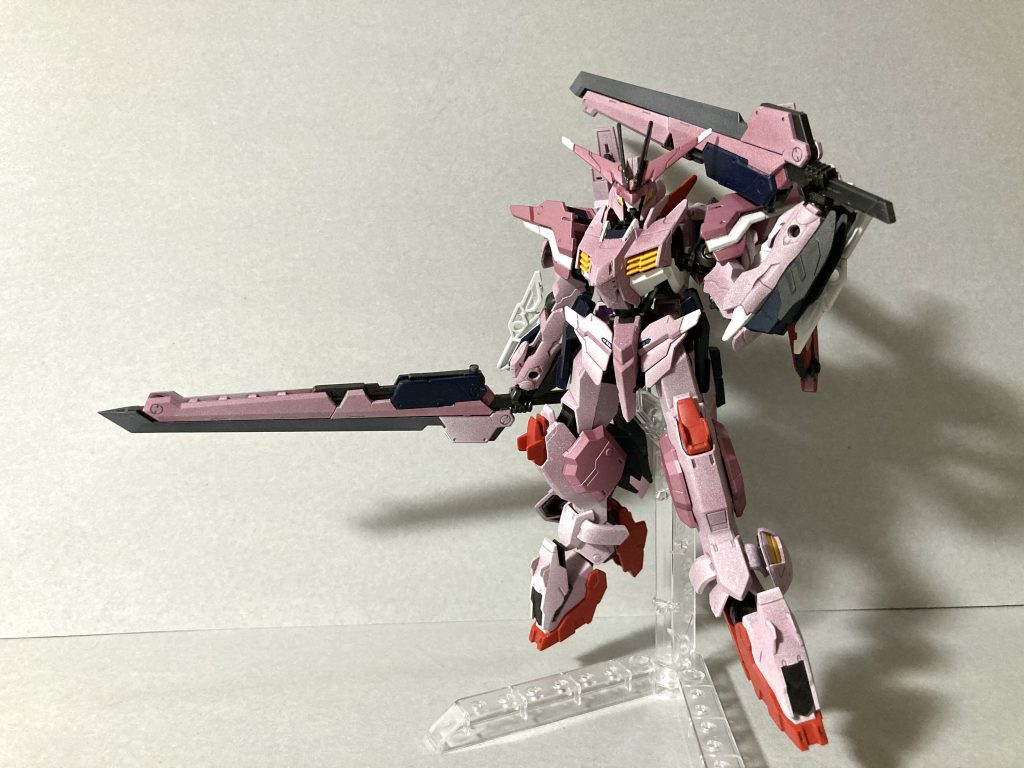 大剣を担いでのポージング。キット付属のバスタードメイスは、長剣に鞘を被せたものでしたが、保持も弱く、剣(鞘)の方がバスタードされるわ!的なものだったため、使いませんでした。