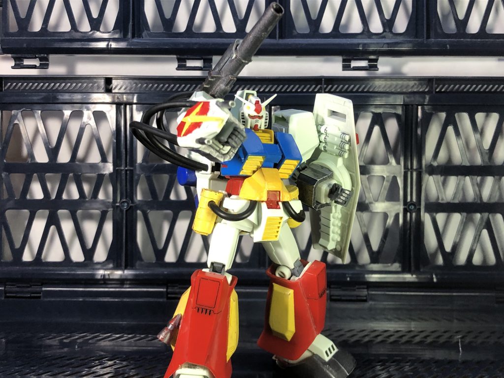 可動域はそれなりに安定したポージングが取れるぐらいの幅はあります。