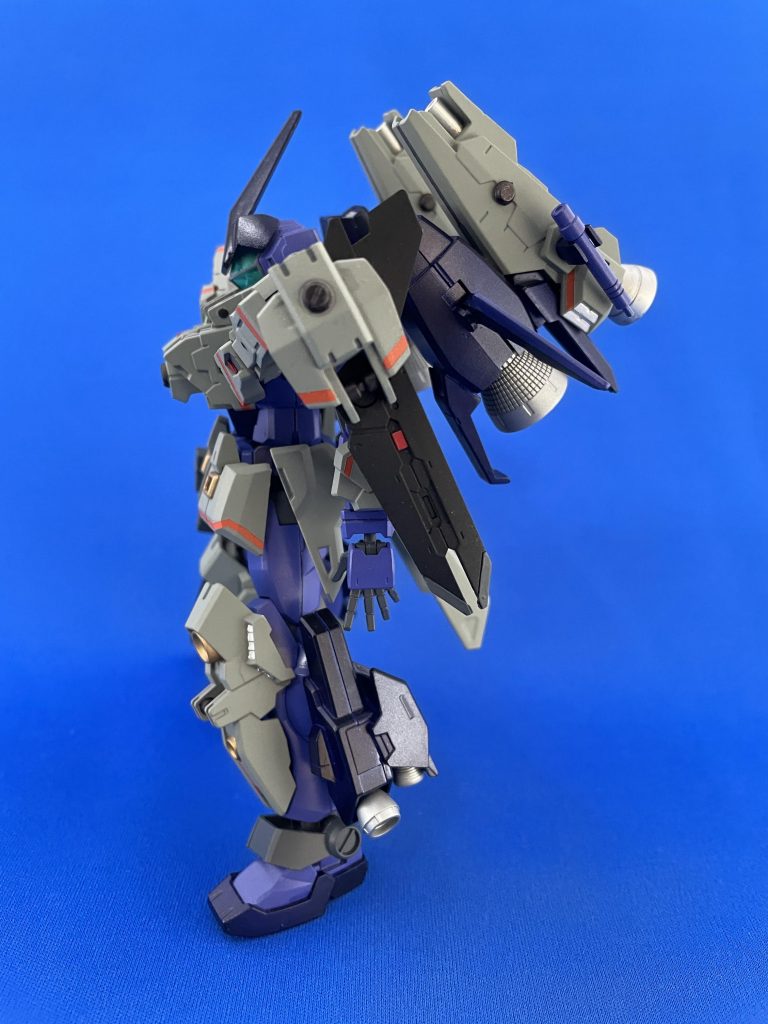 横から見た図。装甲を単純に被せているので全体的に肉厚になってます。後ろへのこけやすさぱないの。