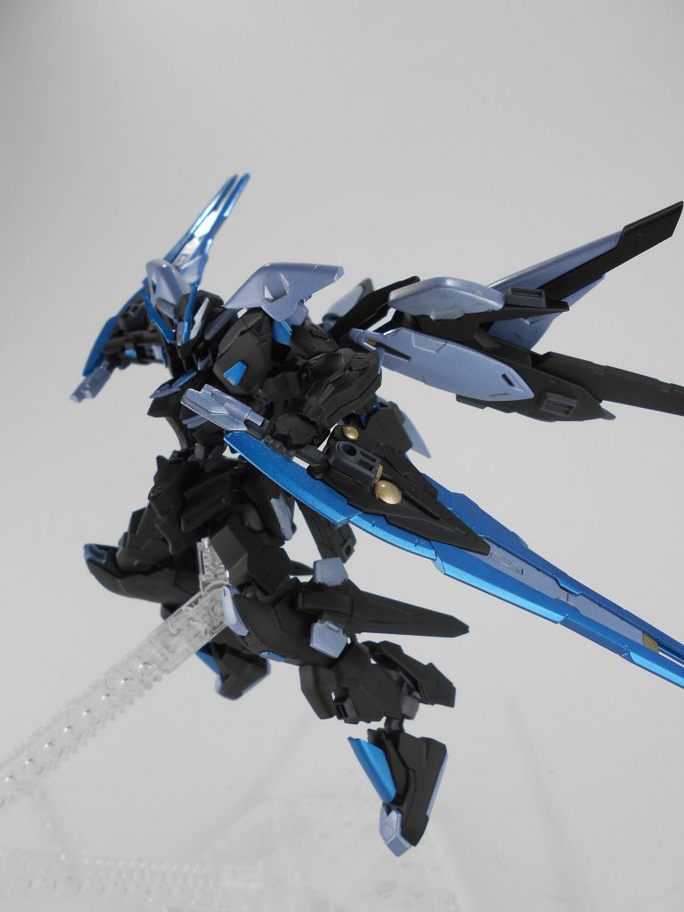 カレトヴルッフフェーダー改・「イリヴァー」。カレトヴルッフフェーダーを片手で使えるように、柄を短くし逆手持ちで使用します。射撃用グリップはオミットしていますが、ビーム自体は撃つことが出来ます。「イリヴァー」はロシア語で「瀑布」のアナグラムです。