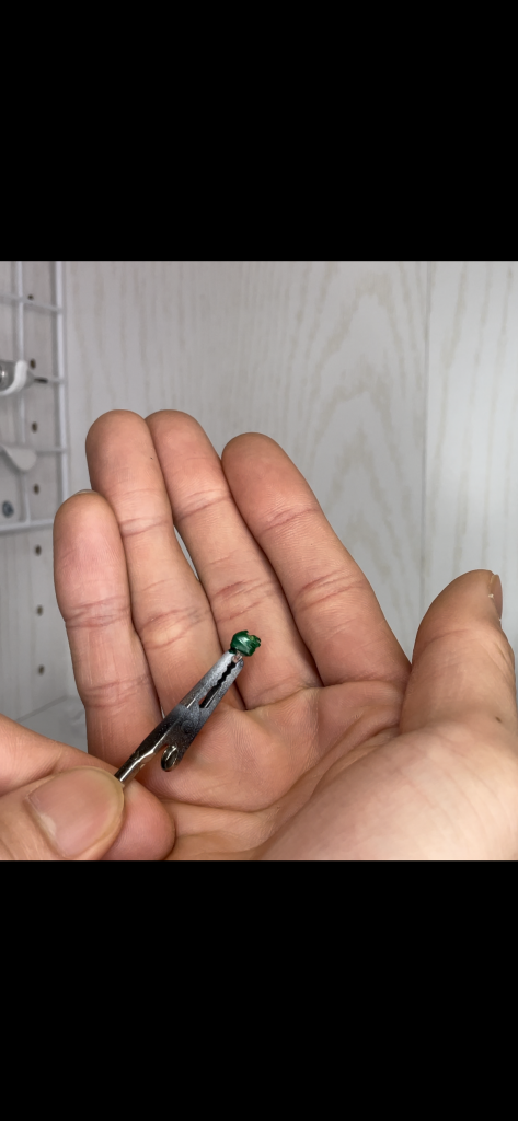 カメラアイをシルバー→クリアーグリーンでキャンディ風の塗装をしました。