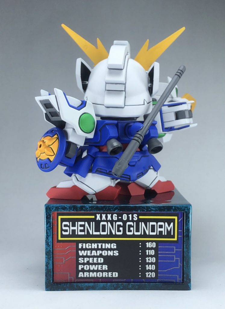 リアスカートもV字に切断し、パテを使い延長。バーニアもジャンクから追加。肩のスラスターも自作パーツはめ込み。