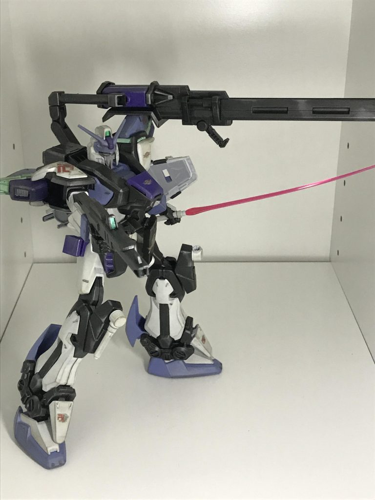 鉄のような部分は外枠にシルバーを乗せて塗装が剥げている、削れている表現を出してみた。写真で見えているでしょうか?1/100デュエルがベースなのでやや可動域が…