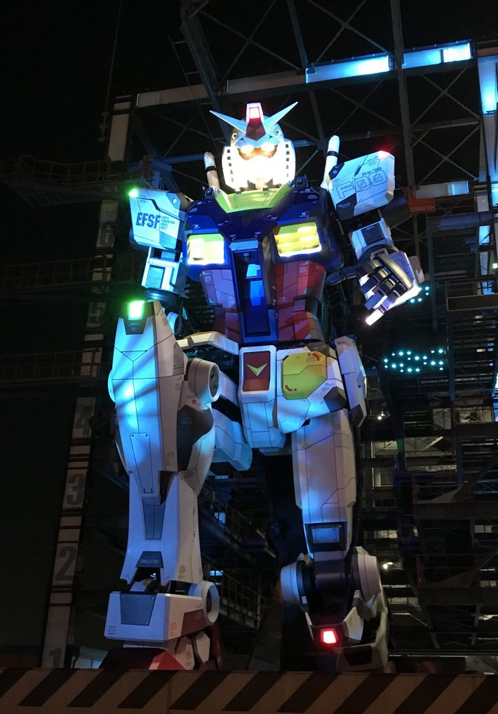 そして、この屈んでこちらへ手を差し伸べてくれる瞬間に富野さんがおっしゃられた「ガンダムは優しかったんです」とゆうコメントの意味が分かったような気がしました。 宇宙世紀では兵器として勇敢に戦うMSですが、現実に現れたガンダムは人々に感動を与えてくれる存在だとゆう事に感動して涙を浮かべてしまいました。この屈んでこちらを見つめてくれる時、まるでこの場に私とガンダムしか居ないかのような気持ちになっていて、周りの声も全く聞こえなくなるぐらい没入していた事を覚えています。 これぞまさに日本が世界に誇れるヒーローなのだと確信した瞬間でした😌 もちろん、実物代立像のガンダム、ユニコーン、フリーダムもそんな象徴として立派に佇んでいますよね👍🏻上海のフリーダムも、建造中のνガンダムもいつか見に行きたいです😊