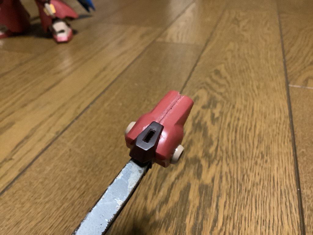 メッサーの1番の鬼門、腕の合わせ目はヤスリで削って溝を作り…