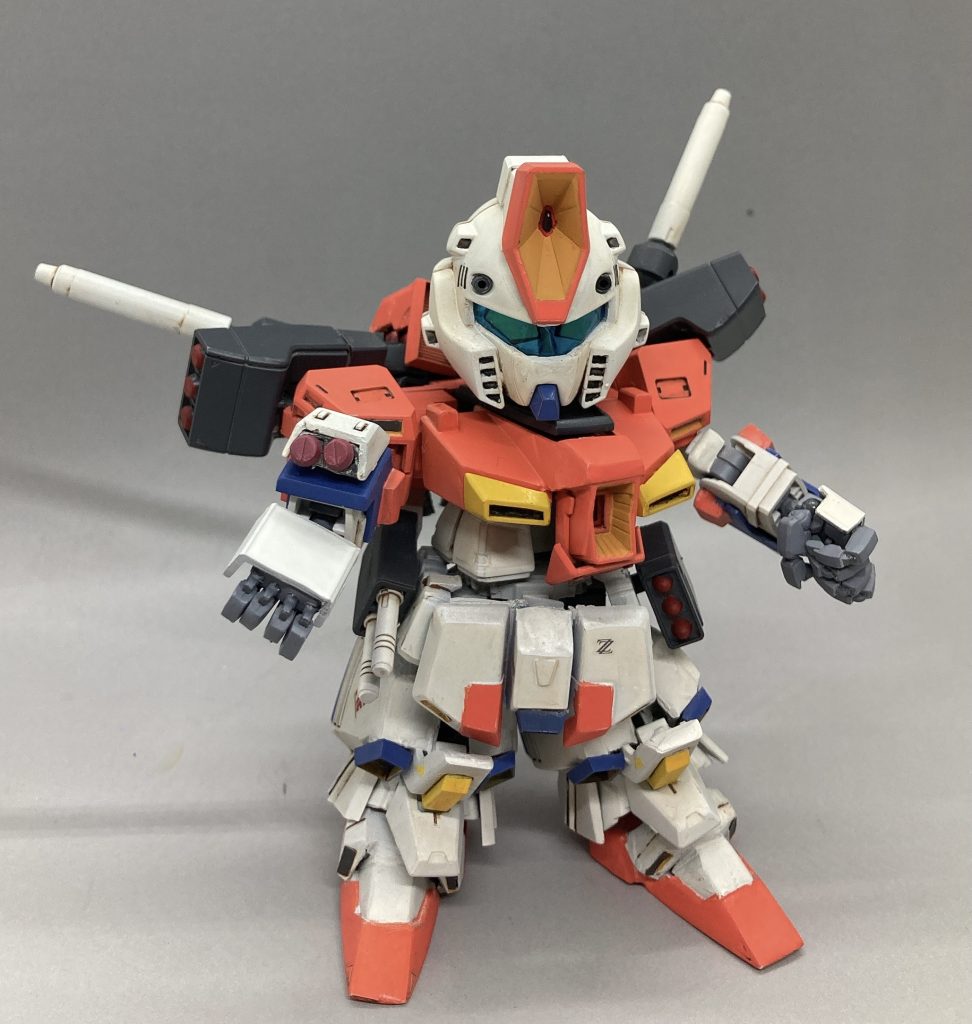 腕のグレネードラックは差し替えで展開状態に