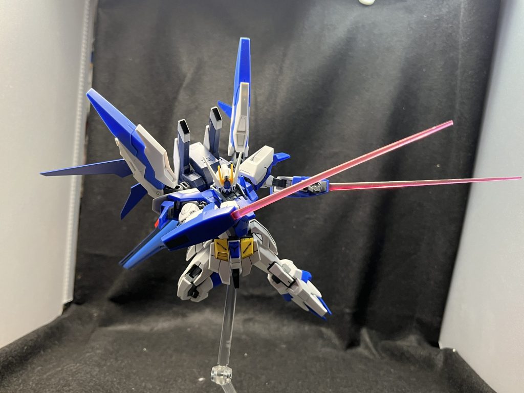 複合兵装シールド【ヴェローバル】取り回しのしやすさを優先して小型化したシールドだが、先にはビームトンファーが装備されている。