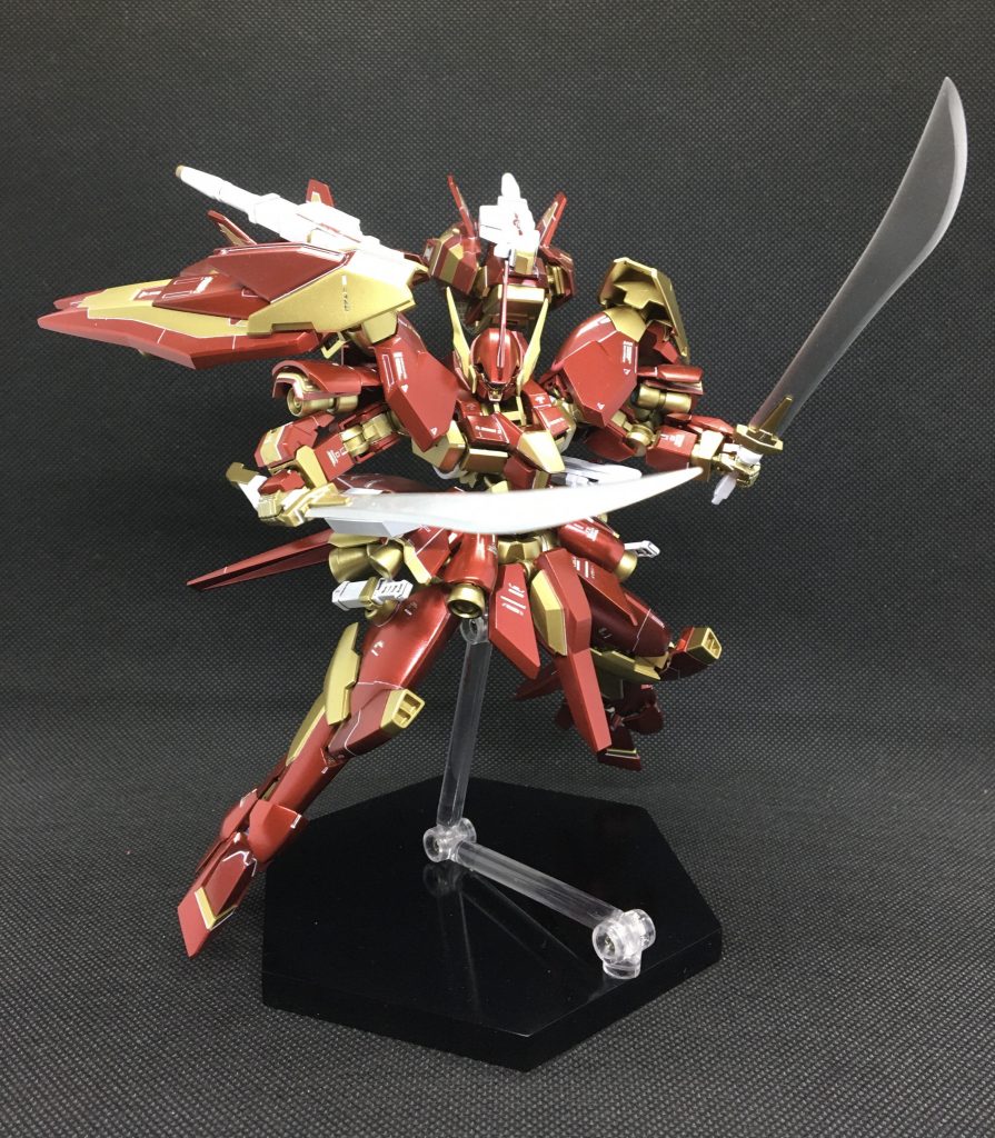 因みにバスタソードの刃部分は、シルバー塗装後にクリアコート、コンパウンドを用いた処理を施しました。