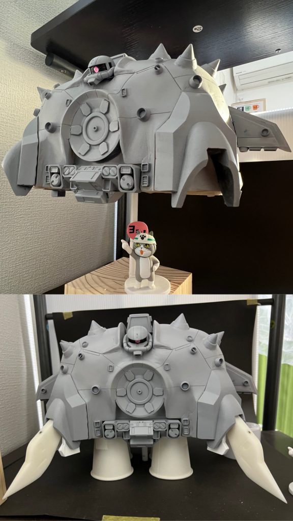 胴体が大まかにできて来たので捨てサフ(全く捨てサフになりませんでしたが…)を吹きました。エポパテポリパテの色味のせいで兵器感が全くありませんでしたが、サフで色味が均一になりスジボリもクッキリしてアプサラスに見える様になりました。サフ吹き作業と並行して3Dプリンターで足を出力しました、前に作ったジオニックソードの足を参考にしたのでサイズ感はばっちり(少し大きめだったかも…)足の表面を整えたのでコトブキヤの関節パーツを使って本体に接続し可動が出来る足にしました。足を上げた状態を保つ為にネオジムを仕込んで磁力で保持をしています。左右のウィングパーツはプラ板にてスクラッチしています。