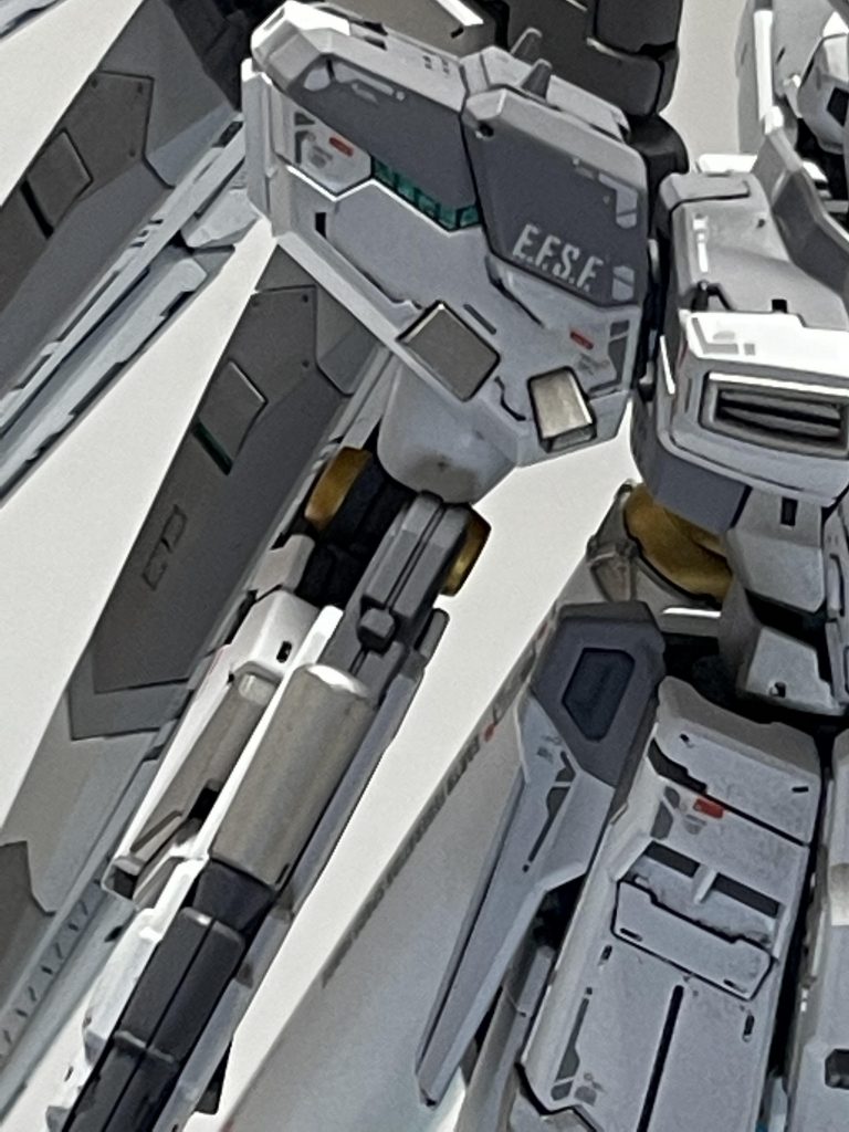 肩や脚にサイコフレームっぽくメタリックグリーンで塗装