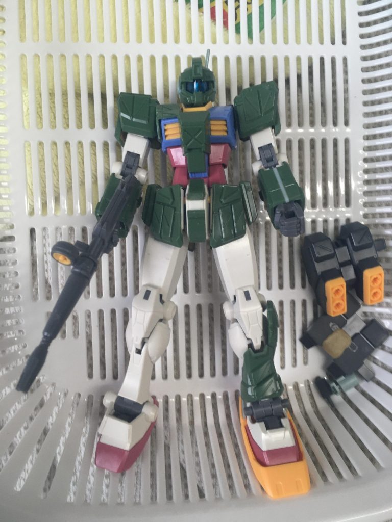 基本的にビヨグロを素体にジムストを切った貼ったしてます。手持ちのクゥエルかストライカーどちらにしようかで膝のデカさ見てこっちにしたんですよね。(^^;