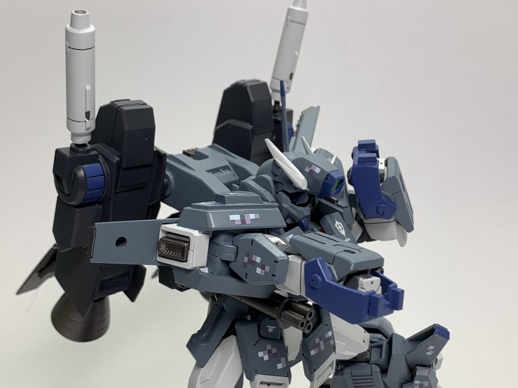 電磁ナックル破砕性が高く、可動式のガントレットは予備動作無しでスムーズに格闘戦に移行できる為、サーベルよりも使用頻度が高い。ヴェイガンの電磁装甲の技術を応用している為、前方に突き出す事で防御にも転用できる。