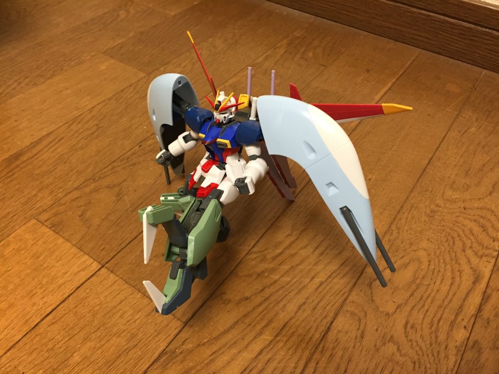 両脚部の固定武装「ZGMF-X24S カオスガンダム」の特徴であった近接武装が搭載されており、いずれもナノラミネートアーマーやPS装甲にダメージを与えられる攻撃力を誇る。大型クロー両膝と両爪先に装備された実体兵装。ビームクロー大型クローから出力されるビーム刃であり、蹴撃に連動した攻撃や、膝と爪先のクローによる挟み潰す攻撃などに使用される。ビームを脚部に纏わせて攻撃力を大幅に強化する事もでき、その場合の威力も凄まじく、蹴りの余波だけでもビル1棟を崩壊させてしまうほど。