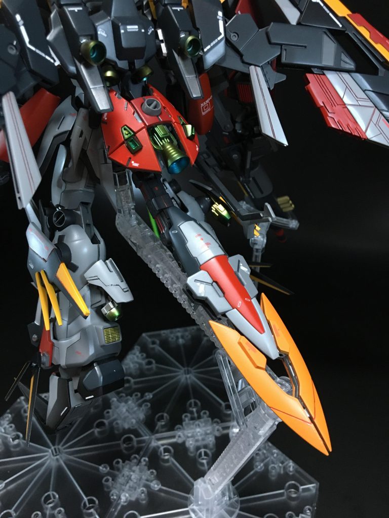 リアアーマー部に別パーツを取り付け、シールドを尻尾の様に見立てています。この尻尾も自在に可動します。