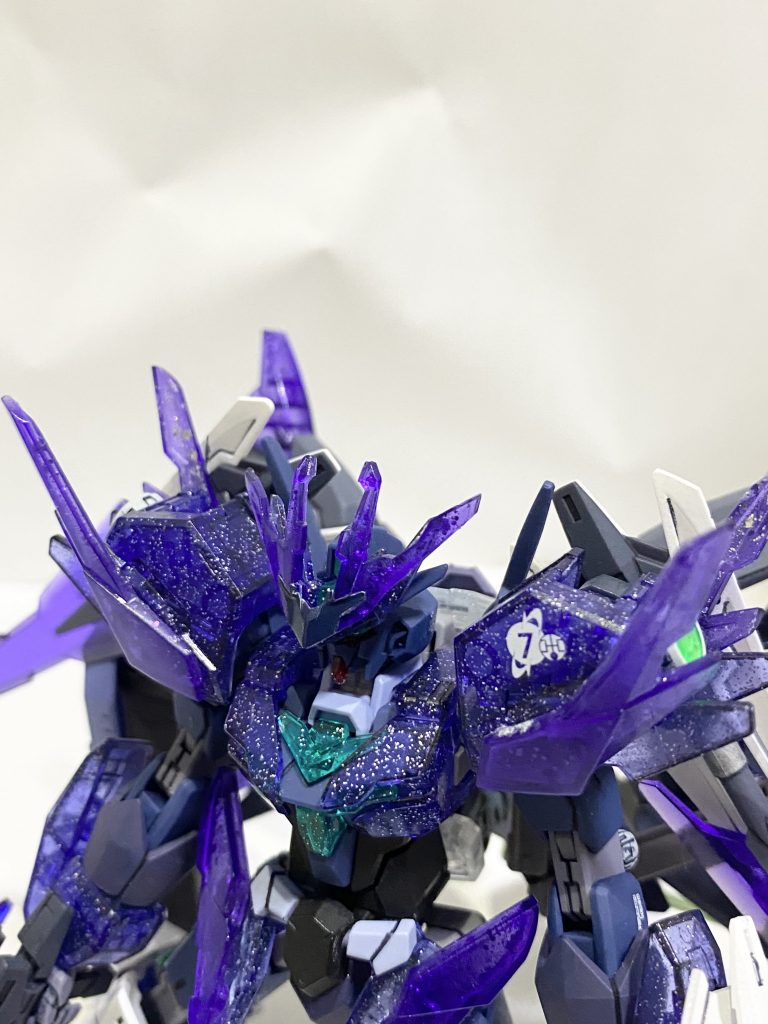 バストアップで。非太陽炉機へドライヴ外付けするなら必要かなと思いGNコンデンサの増設や粒子制御用のクラビカルアンテナ兼増加装甲をイメージしました。クリアパーツのデザイン統一に100均ラメ入りネイルがここまで活躍するとは思いませんでしたね…