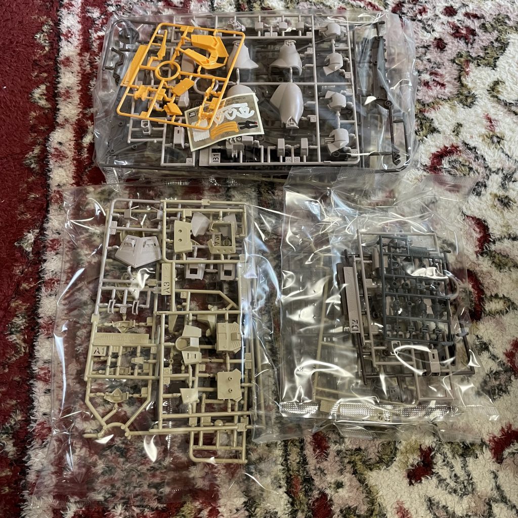 箱から部品達を取り出したところ!!僕は基本、素組みでガンプラ制作を楽しんでますが、こちらは予め色分けされており、完成を楽しみながら組む事が出来ました♪