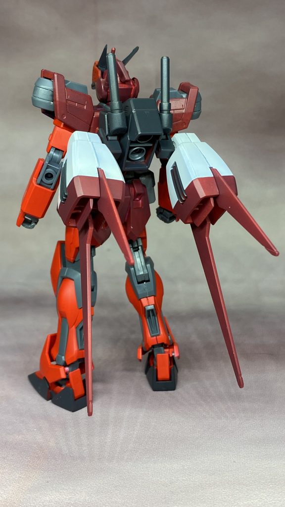 ベースにトールストライクを使い、ジャンクにあったジムスナイパーK9のパーツを使ってミキシングしました。と言っても使ったパーツはフロント・サイドアーマー、胸部、バックパック、頭部になります。ストライク本体は頭部をいじった以外はそのまま使用してます。バックパックはサーベル基部をエールストライカーのものを移植。コトブキヤのM.S.Gを使ってエールストライカーの下部バーニア?スラスター?を接続してます。