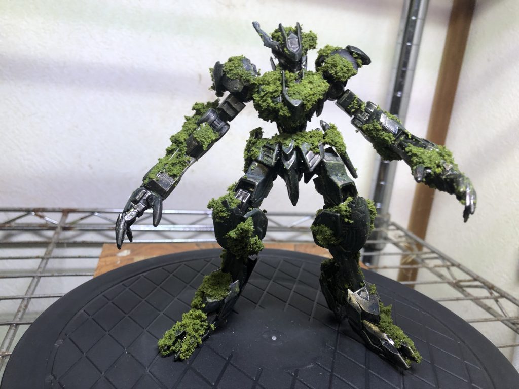 バルバトス緑化関水金属のコースターフの明緑色(色ついた粉スポンジ)を使用木工ボンド(原液)を塗りスポンジを軽く押さえつける。最初は少なめに乾燥→緑に水溶き木工ボンド(ボンド1に水2と食器洗い洗剤1滴)をスポイトで少しずつ染み込ませて足りなければ緑を追加→乾燥→水溶きボンド→乾燥→水溶きボンド→乾燥を繰り返して剥がれない、粉が落ちなくなるまでする。結構カチカチになる