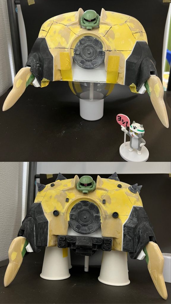 ジオニックソードをベースに足を作りましたが、バランスが悪くボツに。3Dプリンターでの出力を考えて、モデリングしつつ本体のスジボリをします。ビルドアップパーツのスパイクを用意したのですが、ボリューム不足で断念。スパイクも3Dプリンターで作る事に。同時に正面下のディテールとサイド下のディテールを3Dプリンターで出力し、本体に貼り付けてました。