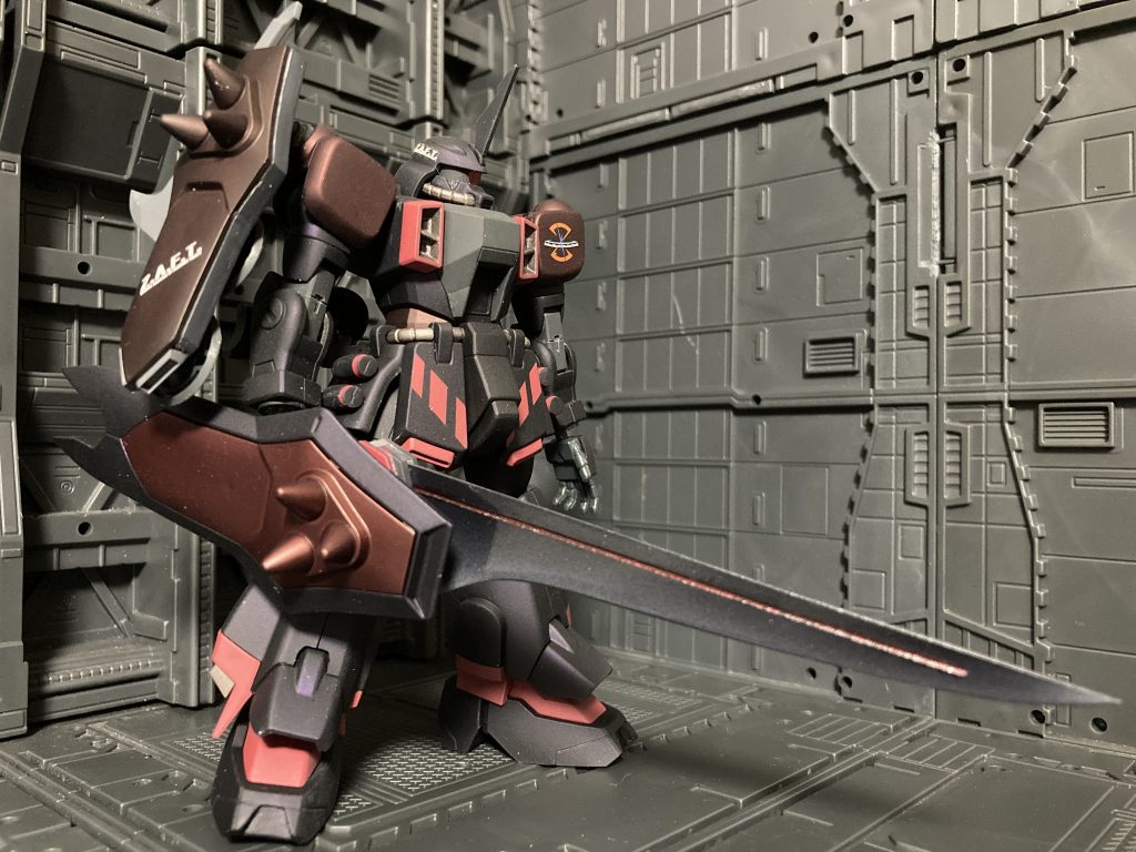 折りたたみ式の対艦刀シールドと一体になっており、普段は畳んで左肩に装着可能です