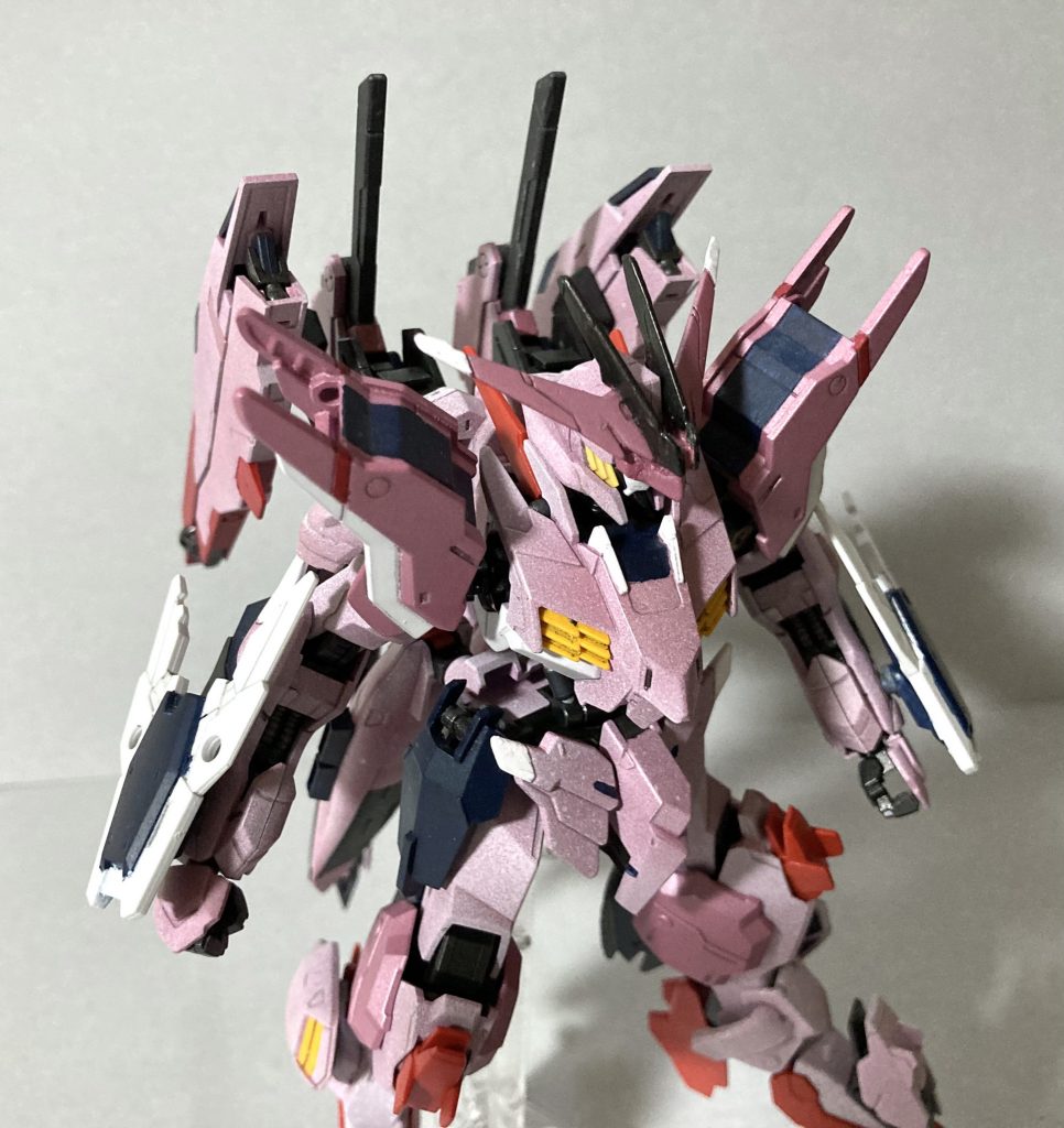 ナナメ上からのカット。以外と細かく色分けしてます。(はみ出しあるなあ、、、)肩の長いガードは意味なさそうなのでナシにしました。